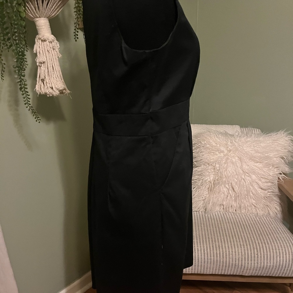 Elegant Black Midi Dress - Picture 2 of 3